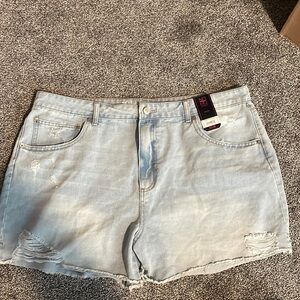 No boundaries light wash denim shorts - size 21